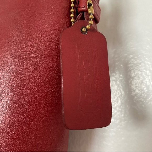 Elegant Red Leather Shoulder Bag - Picture 7 of 11